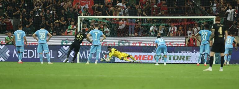 Onana hem kurtarıyor hem oyun kuruyor