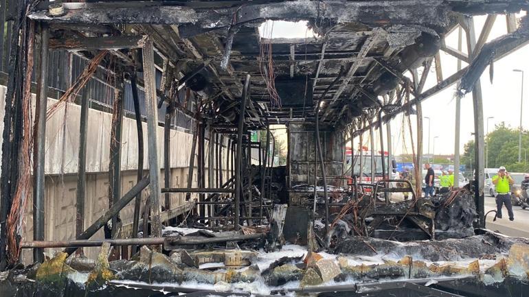 Bakırköyde seyir halindeki İETT otobüsü alev alev yandı