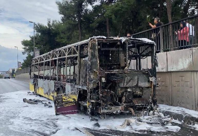Bakırköyde seyir halindeki İETT otobüsü alev alev yandı