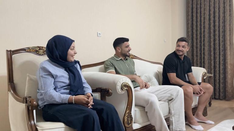 Konyasporlu futbolcular omurilik kanser tedavisi gören Konyaspor taraftarı Sude Ayı ziyaret etti