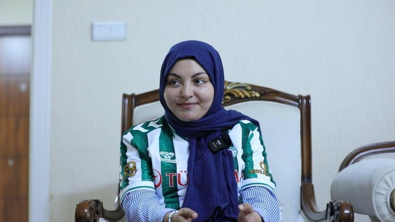 Konyasporlu futbolcular omurilik kanser tedavisi gören Konyaspor taraftarı Sude Ayı ziyaret etti