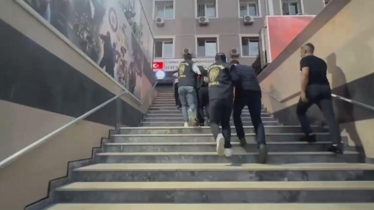 Fatihte silahlı kavga sonrası 2 şüphelinin pencereden atlayarak kaçtığı görüntü ortaya çıktı