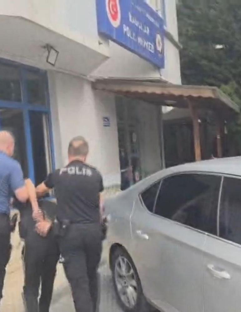 Bağcılarda sokakta çıplak dolaşan kişi gözaltına alındı