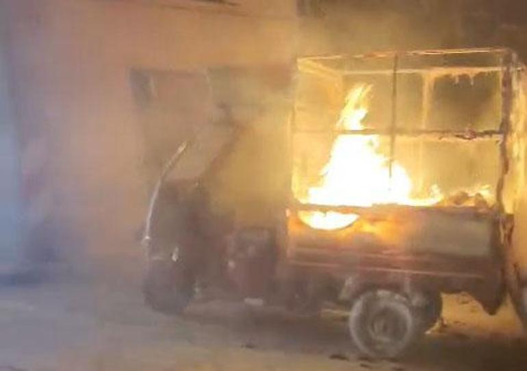 Ambulans şoförünün, 3 tekerli motosikletteki yangına müdahale ettiği anlar kamerada