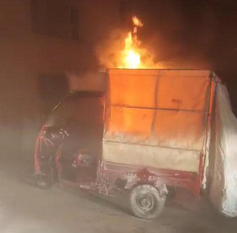 Ambulans şoförünün, 3 tekerli motosikletteki yangına müdahale ettiği anlar kamerada