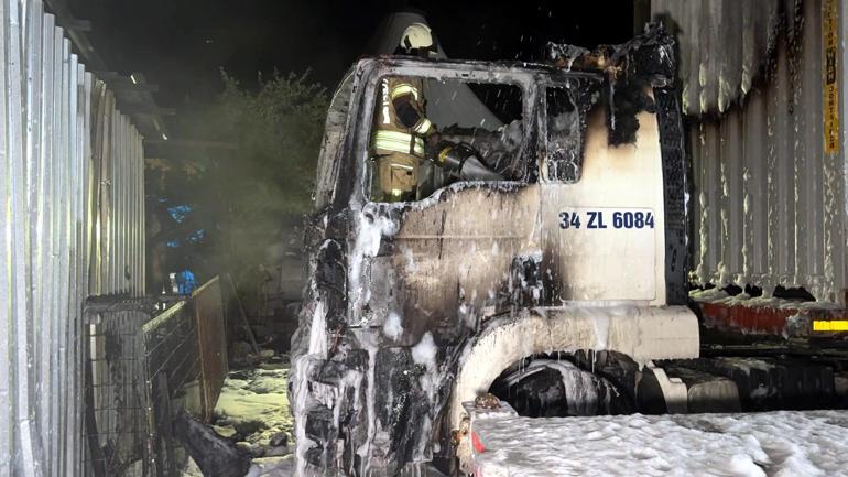 Avcılar’da park halindeki TIR alev alev yandı
