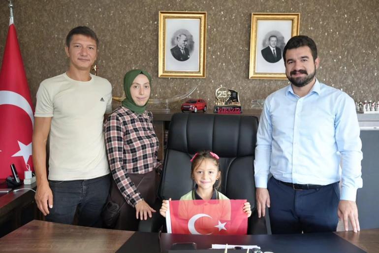 7 yaşındaki Nehirin bayrak sevgisi kamerada