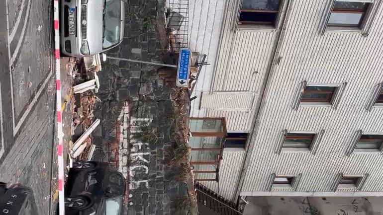 Fatihte yıkım kararı verilen otelin çatı katı çöktü; araçlar hasar gördü