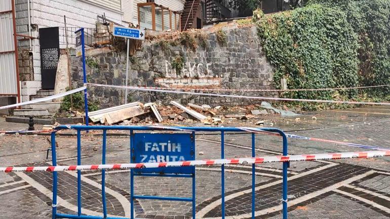 Fatihte yıkım kararı verilen otelin çatı katı çöktü; araçlar hasar gördü