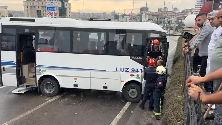 Avcılarda servis midibüsü kaza yaptı: 9 yaralı