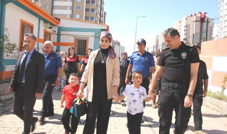 Şehit polisin oğlu Çınarı okula Emniyet Müdürü Aydın götürdü