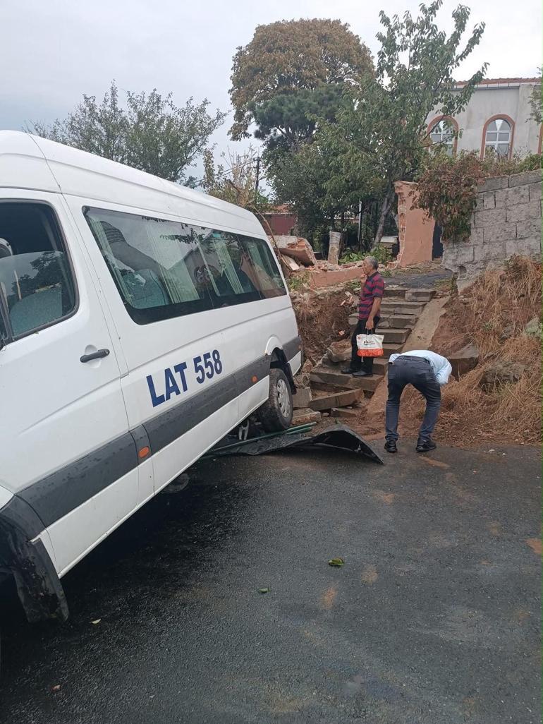 Sarıyerde duvara çarpan okul servisinin şoförü yaralandı