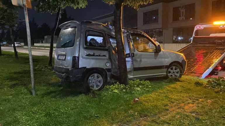 Bursada hafif ticari araç refüjdeki ağaca çarptı: 2 yaralı