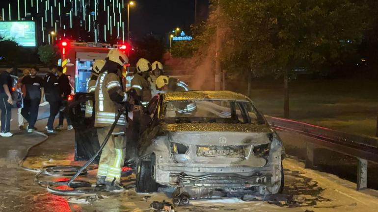 Bakırköy D-100 Karayolunda otomobil alev alev yandı