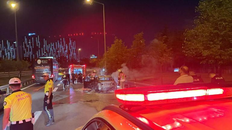 Bakırköy D-100 Karayolunda otomobil alev alev yandı