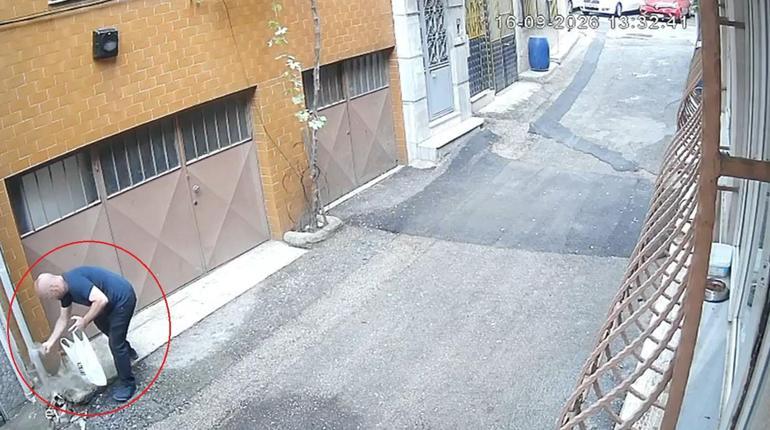 Kedilerin mama kaplarını çöpe atıp, sularını döken baba-oğul kamerada