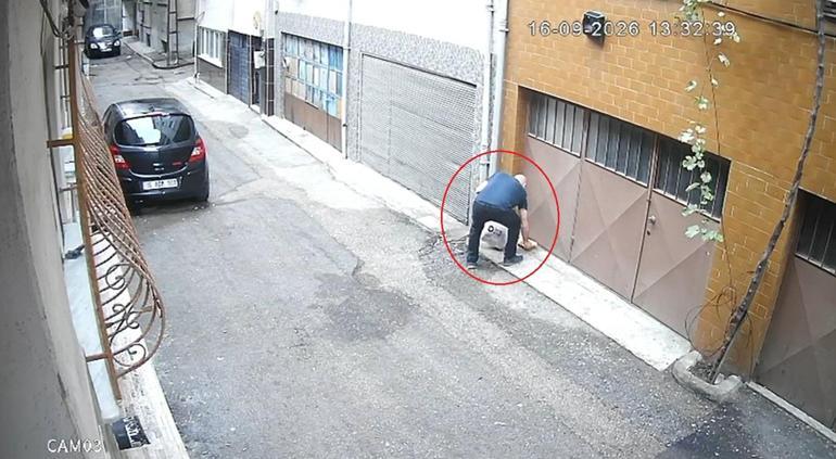 Kedilerin mama kaplarını çöpe atıp, sularını döken baba-oğul kamerada