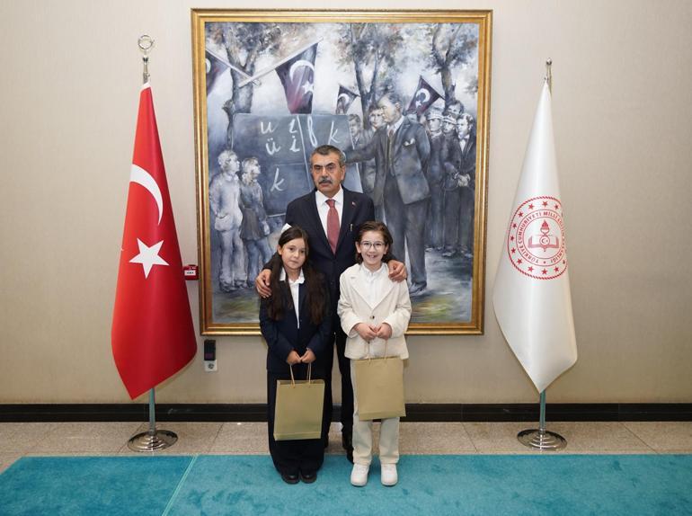 Bakan Tekin, Cumhurbaşkanı Erdoğan ile şarkı söyleyen öğrencileri kabul etti