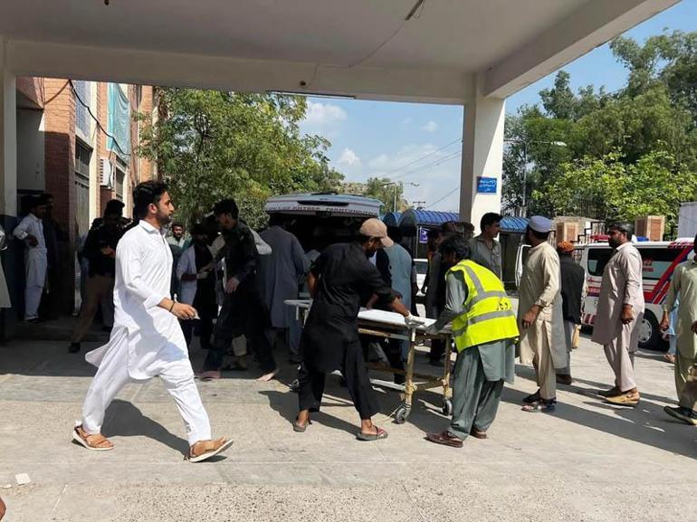 Pakistanda patlama: 15i polis 21 ölü, 80den fazla yaralı