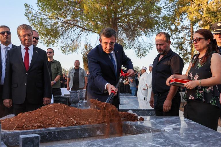 Cumhurbaşkanı Yardımcısı Yılmaz, KKTCde şehitlikte devlet törenine katıldı