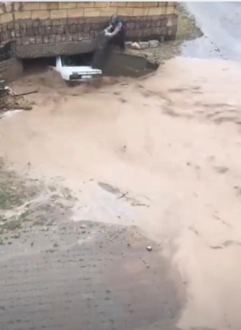 Nevşehir’de sel sularına kapılan otomobildeki 3 kişi köylüler tarafından kurtarıldı