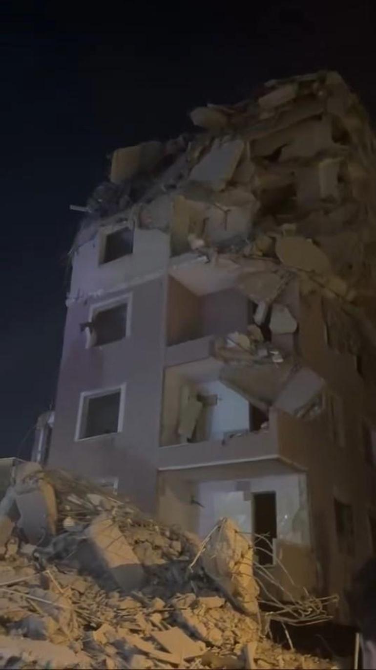 Küçükçekmecede yıkım sırasında binanın bir bölümü çöktü: 3 yaralı