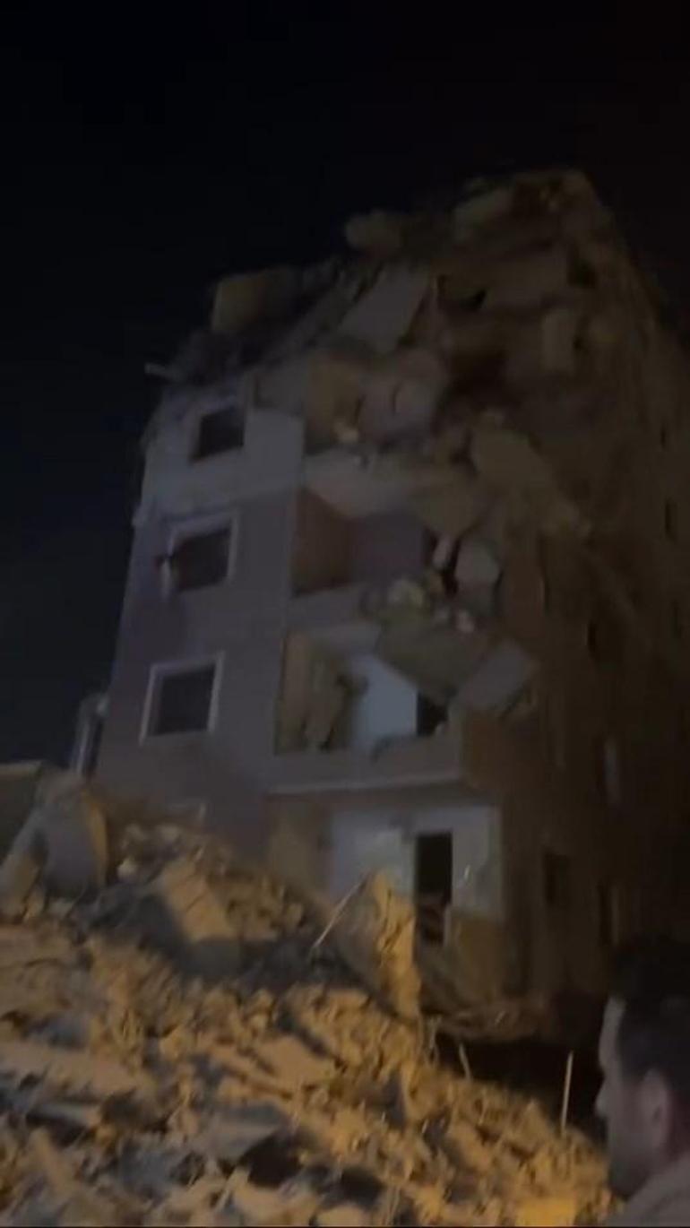 Küçükçekmecede yıkım sırasında binanın bir bölümü çöktü: 3 yaralı