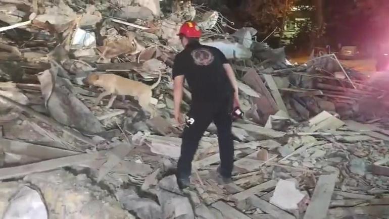 Küçükçekmecede yıkım sırasında binanın bir bölümü çöktü: 3 yaralı
