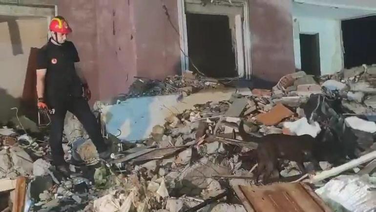 Küçükçekmecede yıkım sırasında binanın bir bölümü çöktü: 3 yaralı