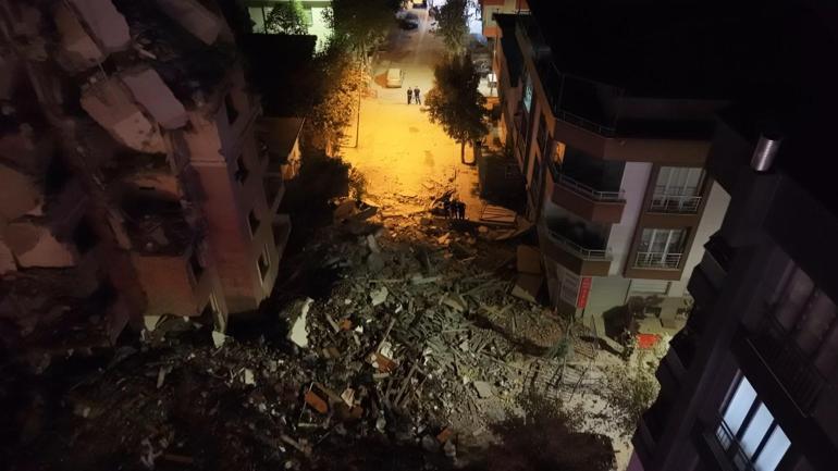 Küçükçekmecede yıkım sırasında binanın bir bölümü çöktü: 3 yaralı