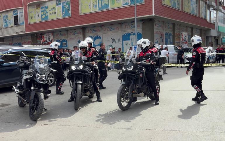 Babasını darbeden kişiye tabancayla bacağından yaraladı; o anlar kamerada