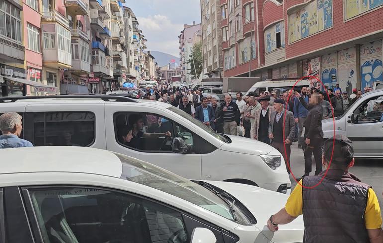 Babasını darbeden kişiye tabancayla bacağından yaraladı; o anlar kamerada