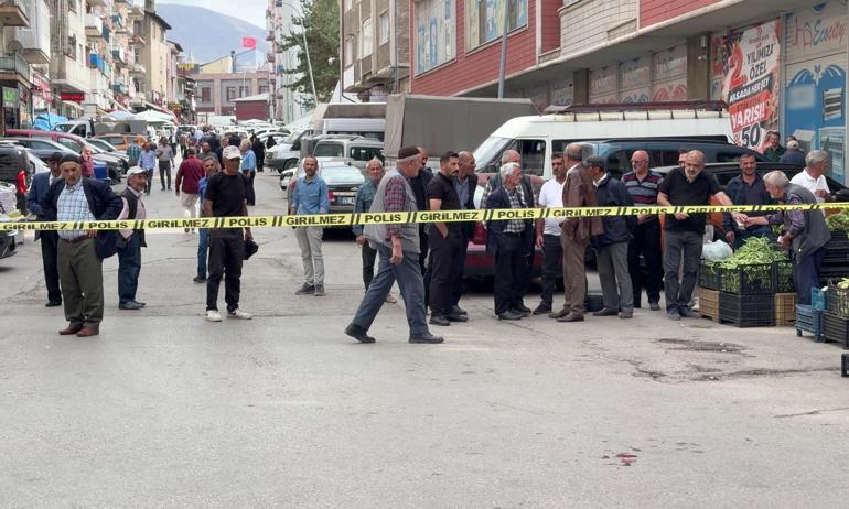 Babasını darbeden kişiye tabancayla bacağından yaraladı; o anlar kamerada