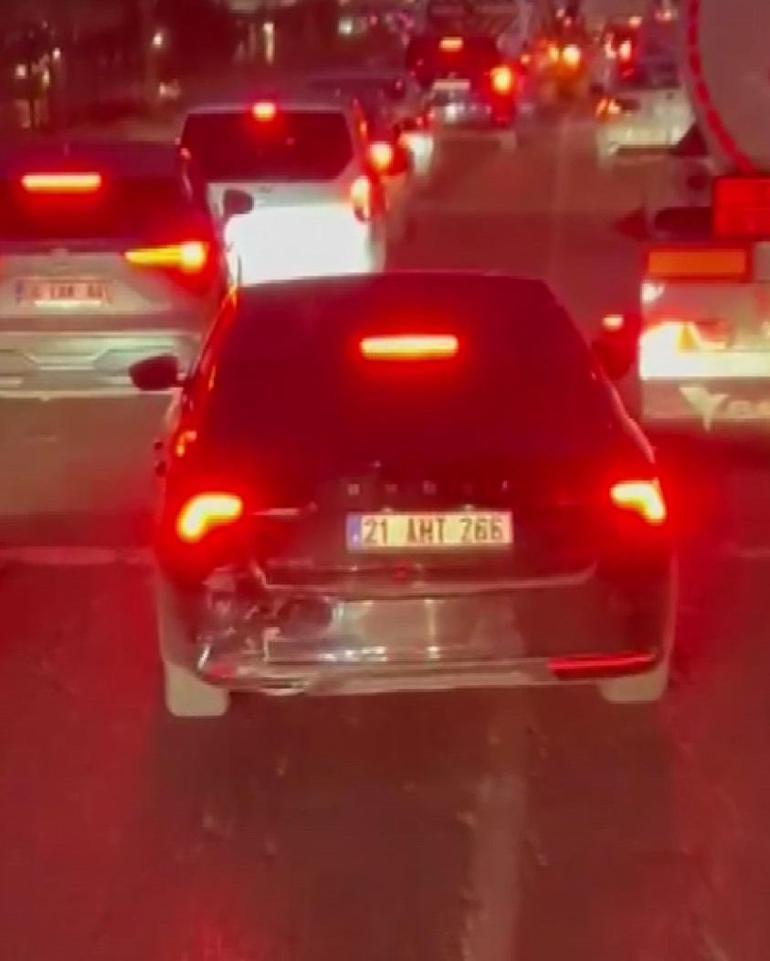 Otomobilin, ihbara giden itfaiye aracının önünde ilerlediği anlar kamerada