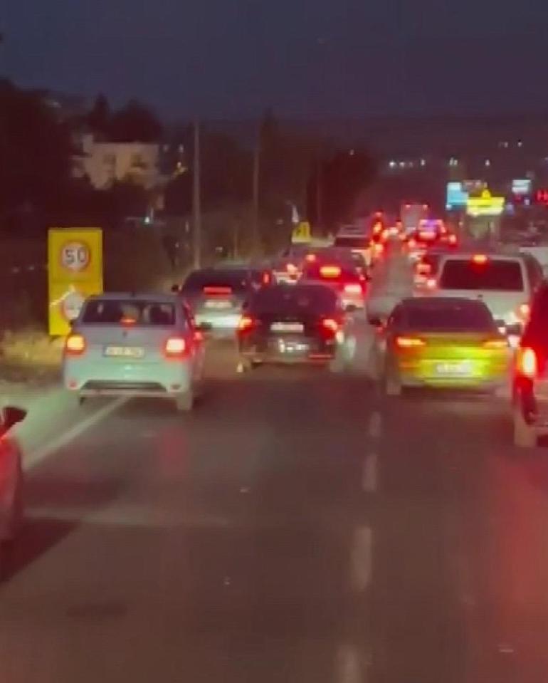 Otomobilin, ihbara giden itfaiye aracının önünde ilerlediği anlar kamerada