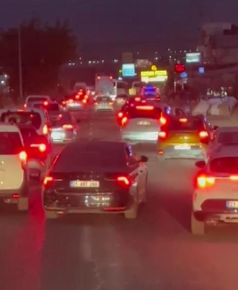 Otomobilin, ihbara giden itfaiye aracının önünde ilerlediği anlar kamerada