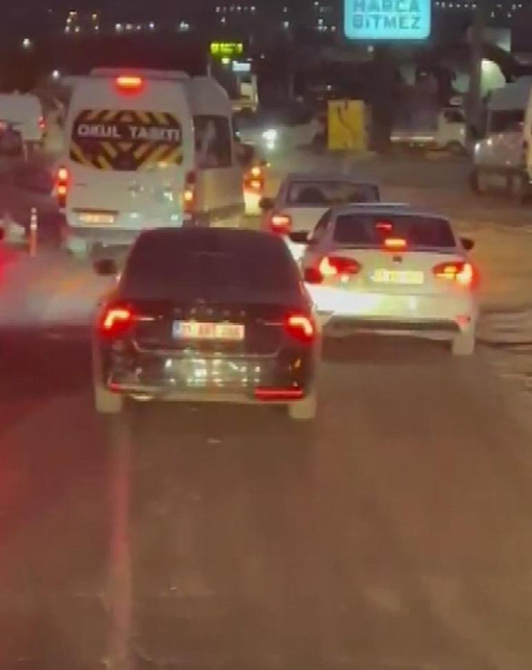 Otomobilin, ihbara giden itfaiye aracının önünde ilerlediği anlar kamerada