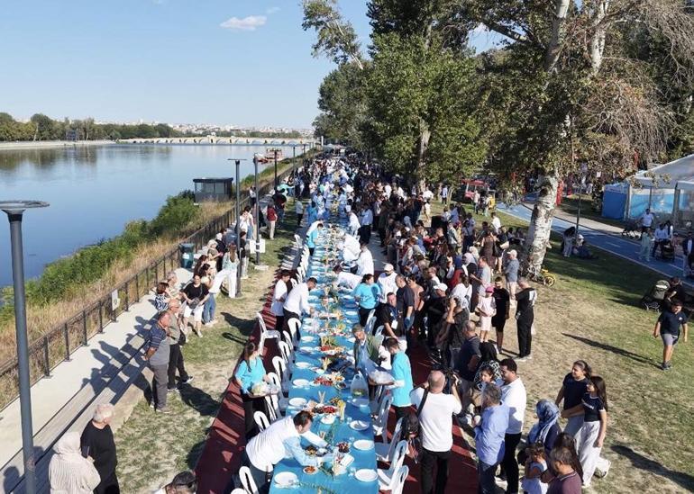 Edirne Gastronomi Festivalinde 150 metre uzunluğunda peynir sofrası kuruldu