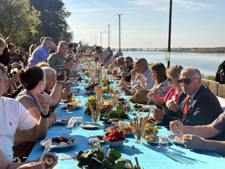 Edirne Gastronomi Festivalinde 150 metre uzunluğunda peynir sofrası kuruldu