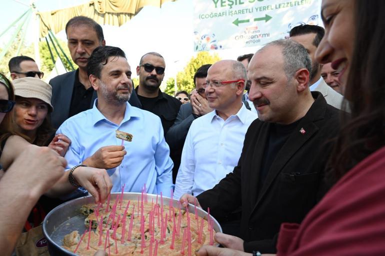 Mustafa Varank, Bursa’dan Özür Özel’e börek dağıtarak cevap verdi