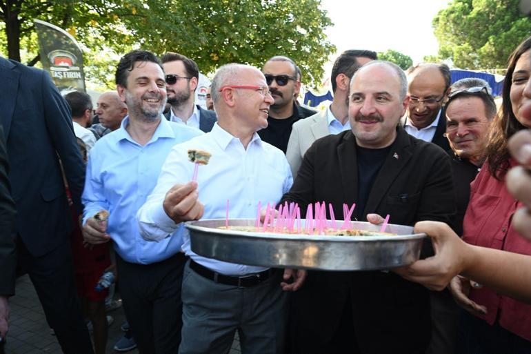 Mustafa Varank, Bursa’dan Özür Özel’e börek dağıtarak cevap verdi