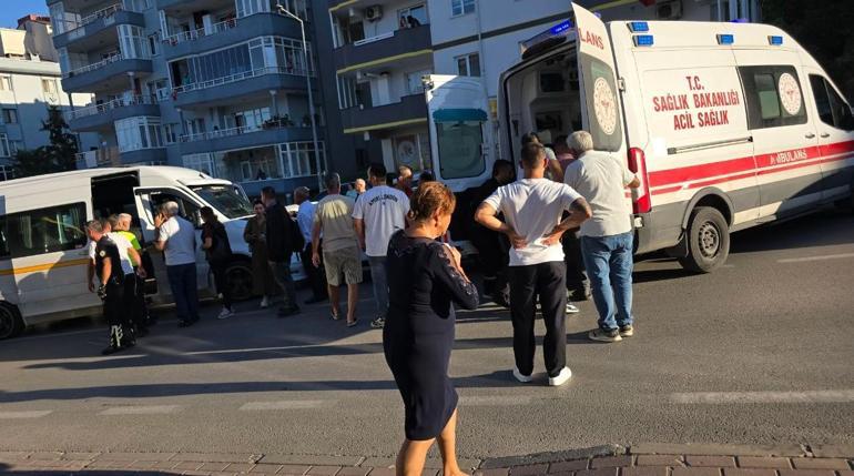 Sürücüsünün kalp krizi geçirdiği servis minibüsü, otomobille çarpıştı; 1 ölü
