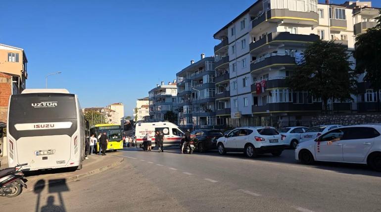 Sürücüsünün kalp krizi geçirdiği servis minibüsü, otomobille çarpıştı; 1 ölü