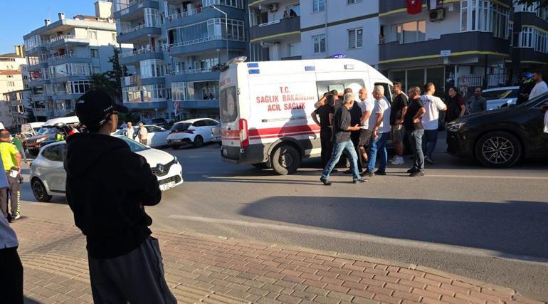 Sürücüsünün kalp krizi geçirdiği servis minibüsü, otomobille çarpıştı; 1 ölü