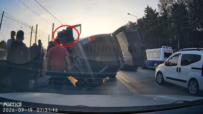 Kamyonetin çarptığı hafif ticari araç, otomobilin üstüne devrildi; kaza kamerada