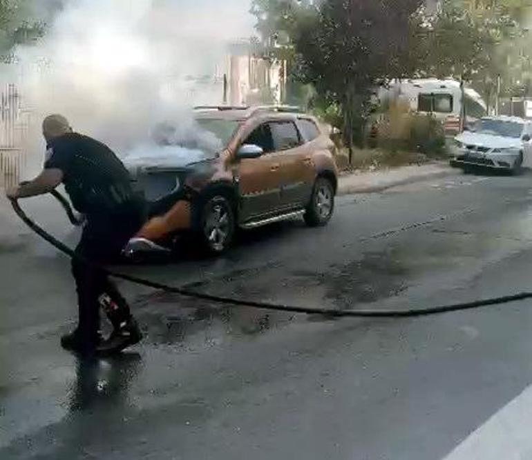 Avcılar’da yanan otomobile polisten tüp ve su tankeri ile müdahale