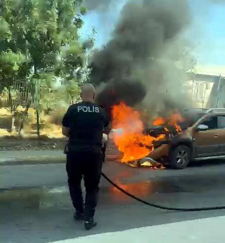 Avcılar’da yanan otomobile polisten tüp ve su tankeri ile müdahale
