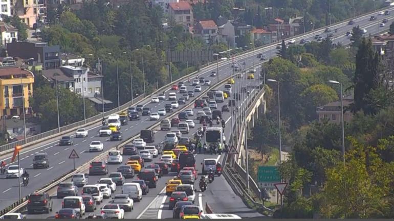 15 Temmuz Şehitler Köprüsü’nde metrobüsün çarptığı motosikletin sürücüsü yaralandı