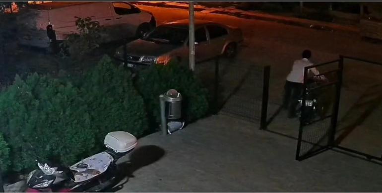 Motosikleti sürükleyerek çaldı; o anlar kamerada