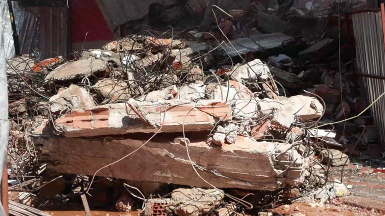 Zeytinburnunda yıkım sırasında yan dairenin duvarı çöktü: Kardeşim geç uyansaydı, üstüne gelebilirdi
